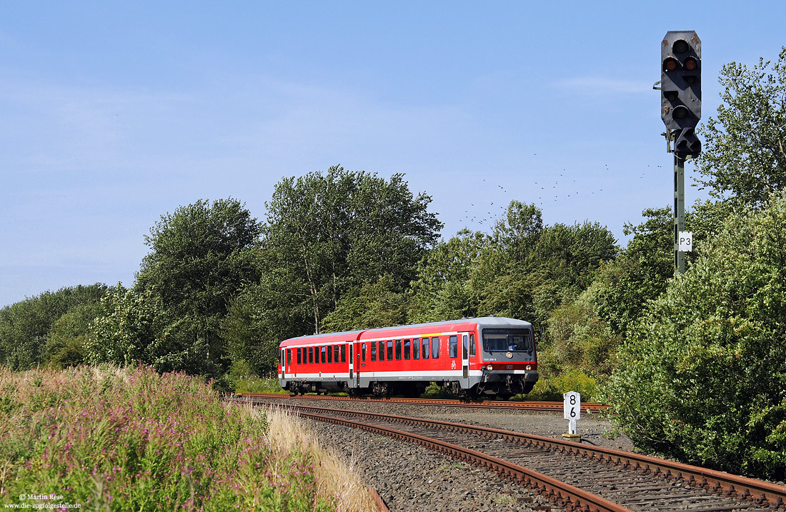 628 208 mit Kilometerstein 8,6 im Bahnhof Burg West, auf der Insel Fehmarn