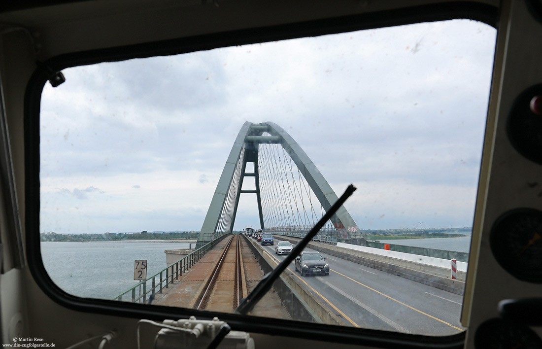 Blick aus der Bügelfalte 110 428 auf die Fehmarnsundbrücke