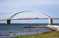 218 329 mit Doppelstockwagen als Hamburger Strandexpress auf der Fehmarnsundbrücke