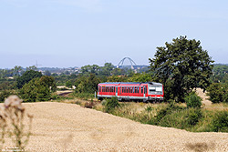 628 637 als RB21727 bei Großenbrode mit der Fehmarnsundbrücke im Hintergrund