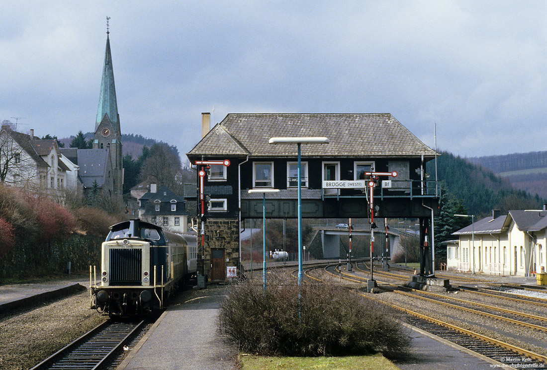 212 081 fährt mit Silberlingen in den Bahnhof Brügge ein