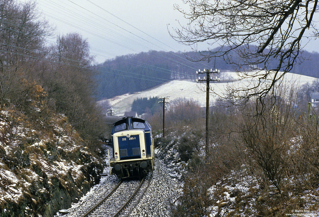 212 285 mit Silberlingen auf der Strecke Brügge - Meinerzhagen bei Kierspe