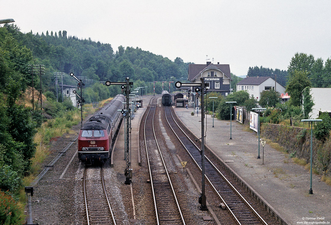 215 128 im Bahnhof Marienheide mit Empfangsgebäude und Formsignale, Foto Dietmar Fiedel