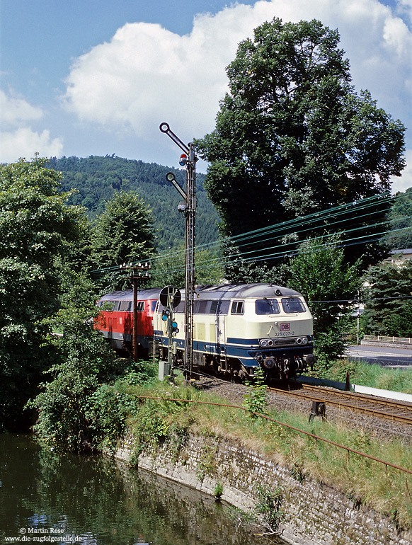 225 027 in oceanblau beige am Form-Einfahrsignal von Engelskirchen