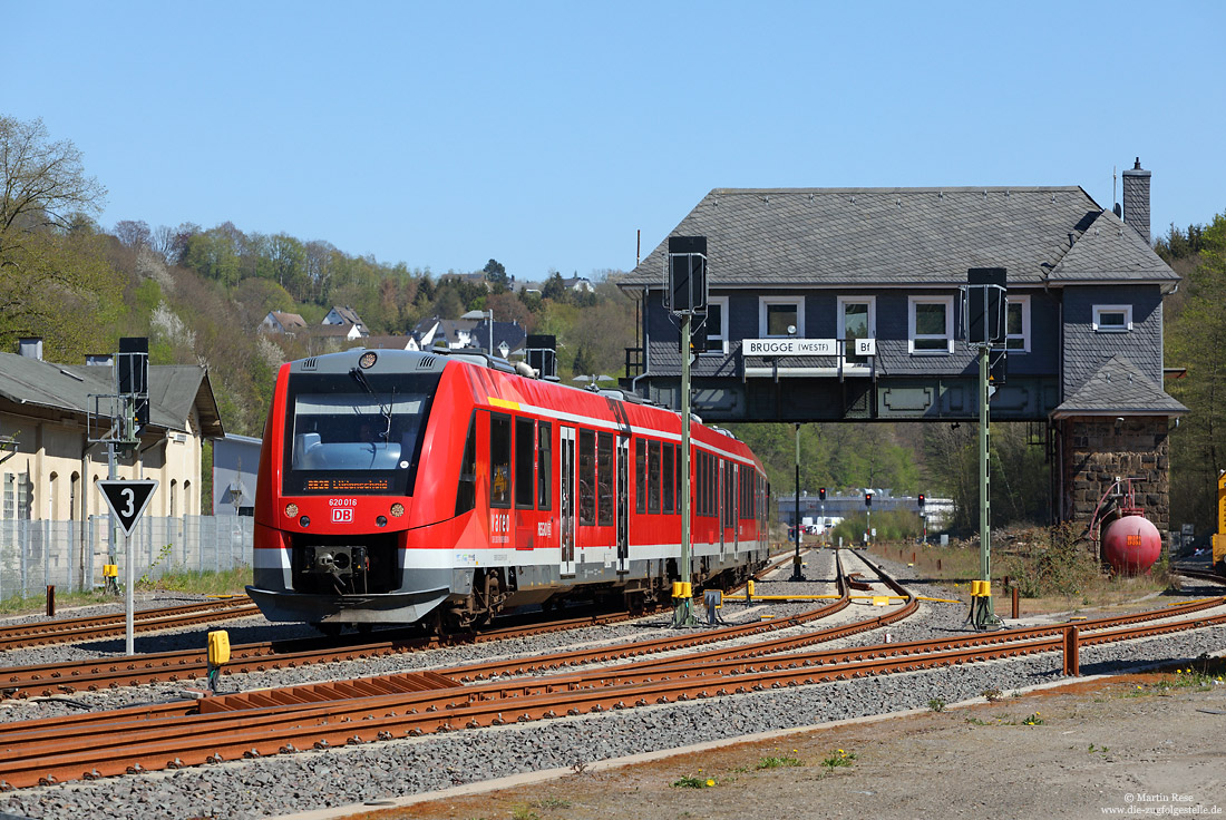 620 016 auf der Oberbergischen Bahn RB25 im Bahnhof Brügge mit Reiterstellwerk