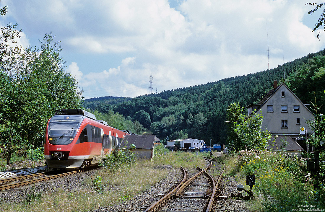 644 023 im Bahnhof Osberghausen mit Empfangsgebäude