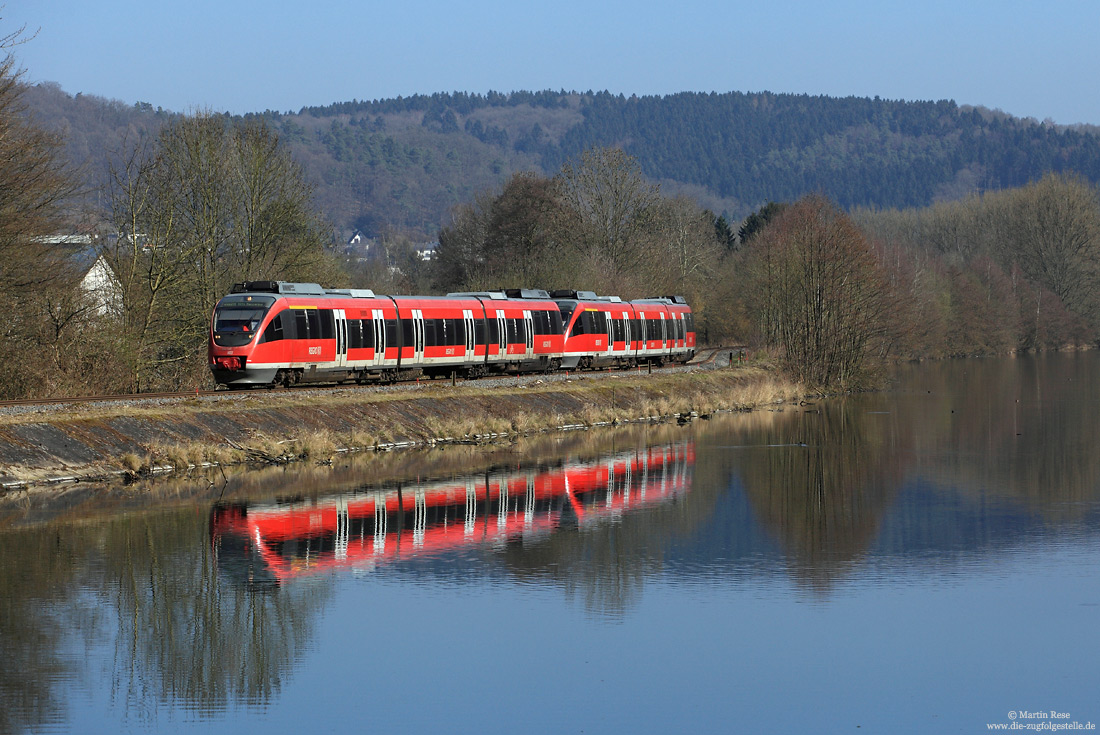 644 040 mit Spiegelung am Aggerstausee bei Ohl-Grünscheid