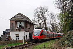 644 540 im Bahnhof Rösrath mit ehemaligen Stellwerk