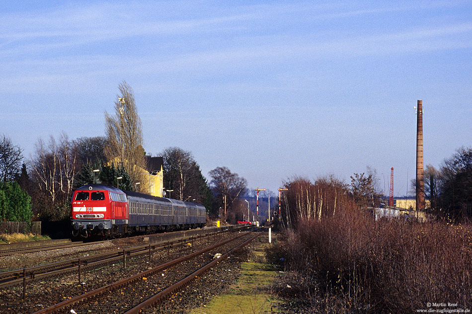 Acht Jahre zuvor war die Baureihe 215 auf dieser Strecke noch nicht wegzudenken. Am 18.12.2000 legt die Trierer 215 139 mit dem RE22987 in Weilerswist einen kurzen Zwischenhalt ein. Bemerkenswert ist die ausschließlich aus Silberlingen gebildete Wagengarnitur!