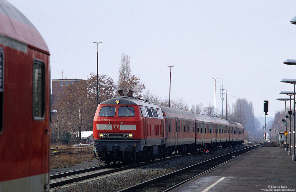 Mit dem RE 12078 nach Köln Deutz fährt die 218 136 in den Bahnhof Euskirchen ein. 4.3.2005