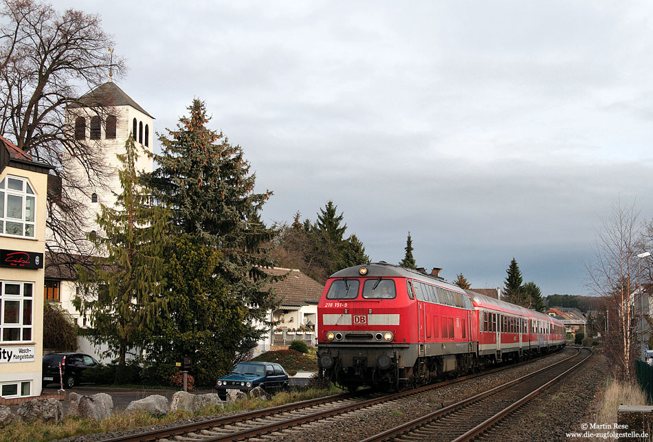 218 151 mit RE nach Trier auf der KBS430 bei Mechernich