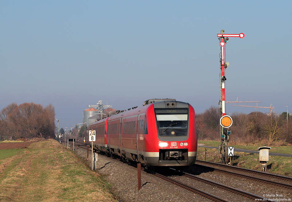 612 140 auf der Eifelstrecke bei Dekum mit Formsignal