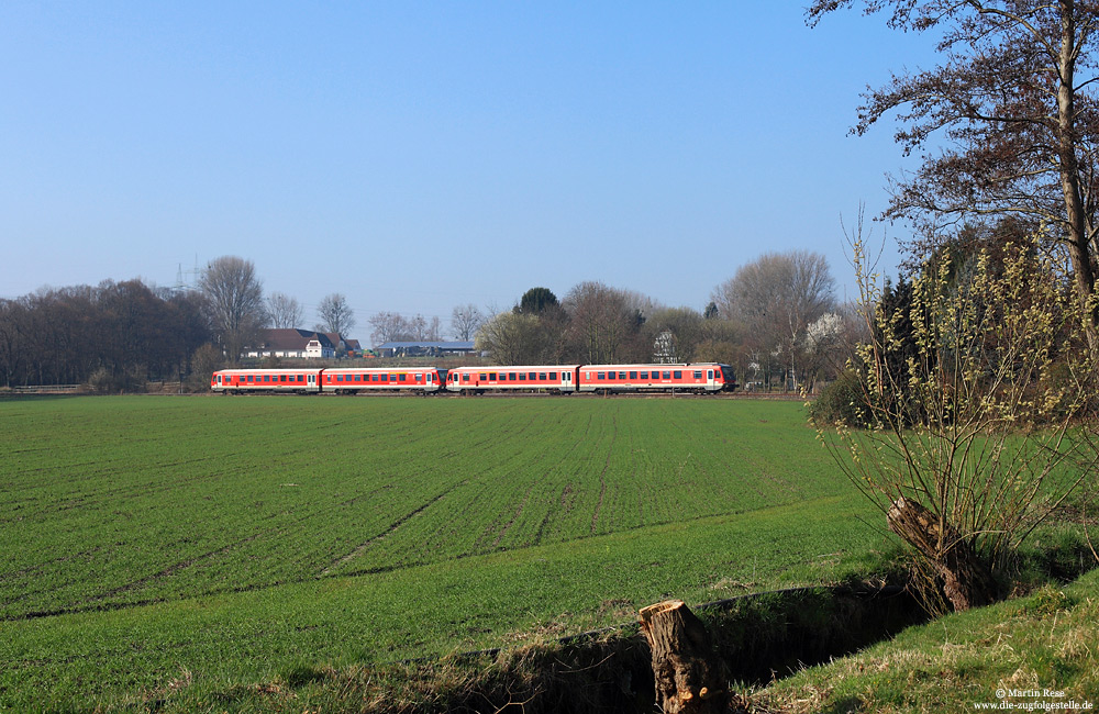 Zwischen Kierberg und Hürth Kalscheuren rollt der aus dem 628 498 und 628 686 gebildete RE11418 aus Trier bergab nach Köln, 12.3.2014.