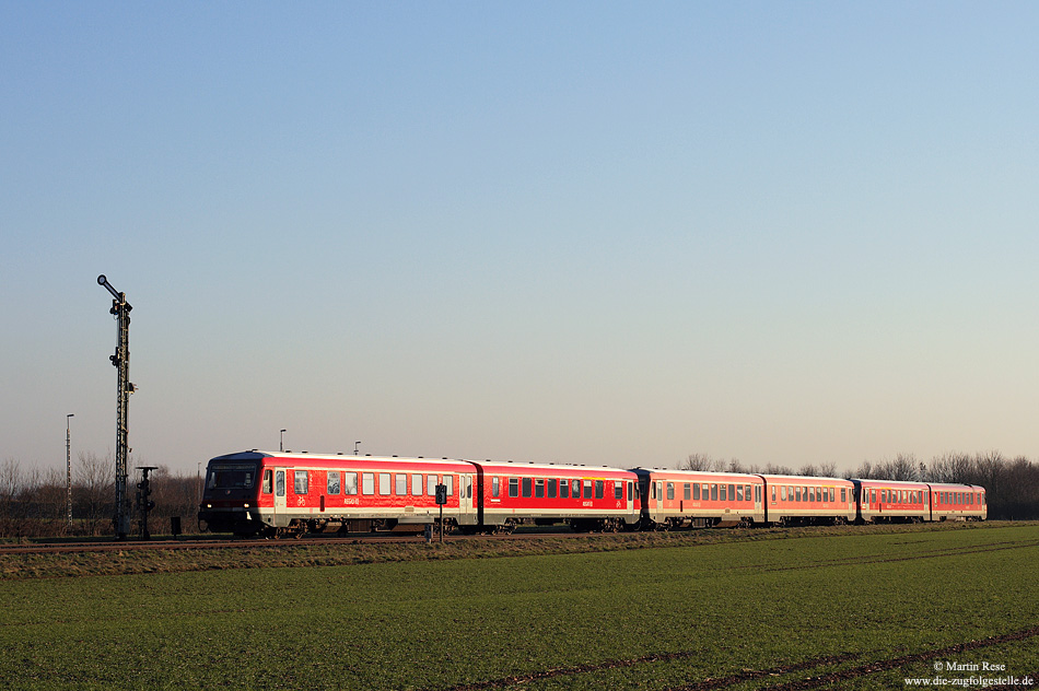 Im Dezember 2009 wurden die 218-bespannten Wendezüge durch die Baureihe 628 ersetzt. Die vorgesehene Dreifachtraktion kann man jedoch nur selten beobachten. Am späten Nachmittag des 29.1.2011 fährt eine solche dreiteilige Einheit bei Derkum als RE12086 nach Köln. 