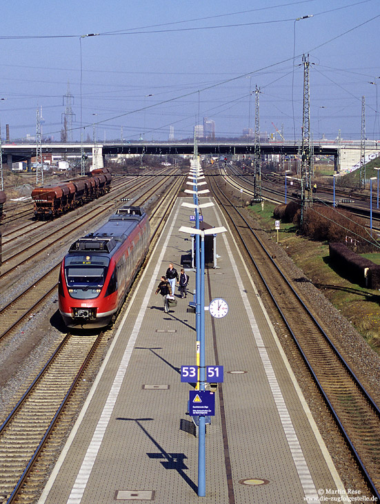 Nicht meine Kletterkünste, vielmehr eine provisorische Fußgängerüberführung brachte mich in luftige Höhe, von wo aus die Aufnahme des 644 006 in Kalscheuren entstand. 6.3.2001