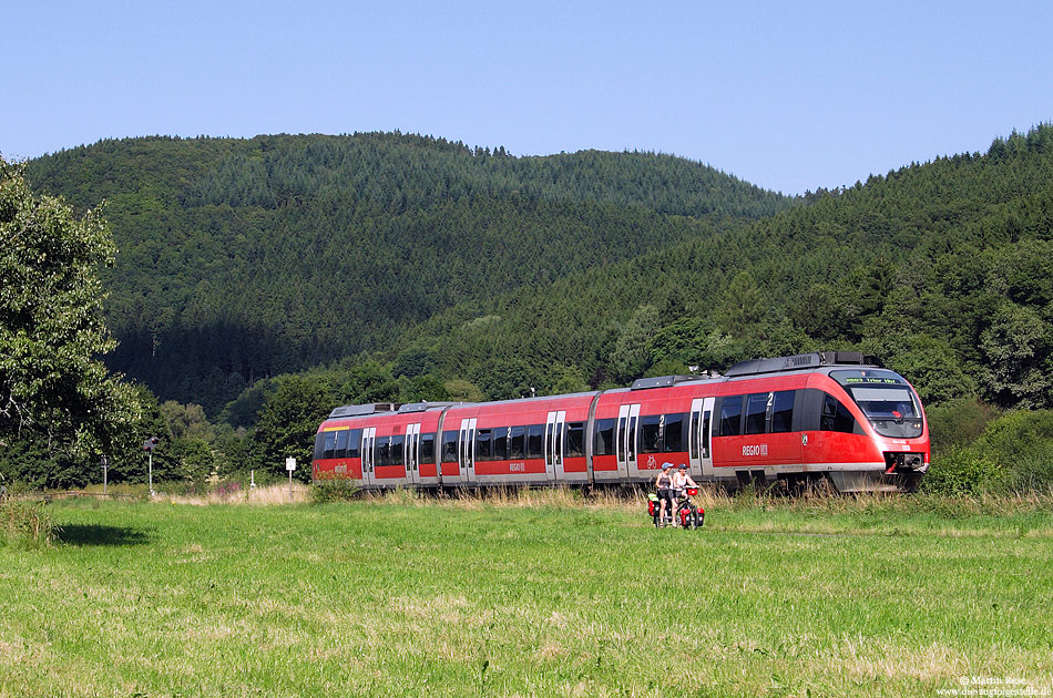 Nahe Birresborn fährt die RB12851 mit einem Tandem um die Wette, 4.8.2009. Ob der 644 006 oder die beiden Damen auf dem Rad gewonnen haben, entzieht sich meiner Kenntnis …