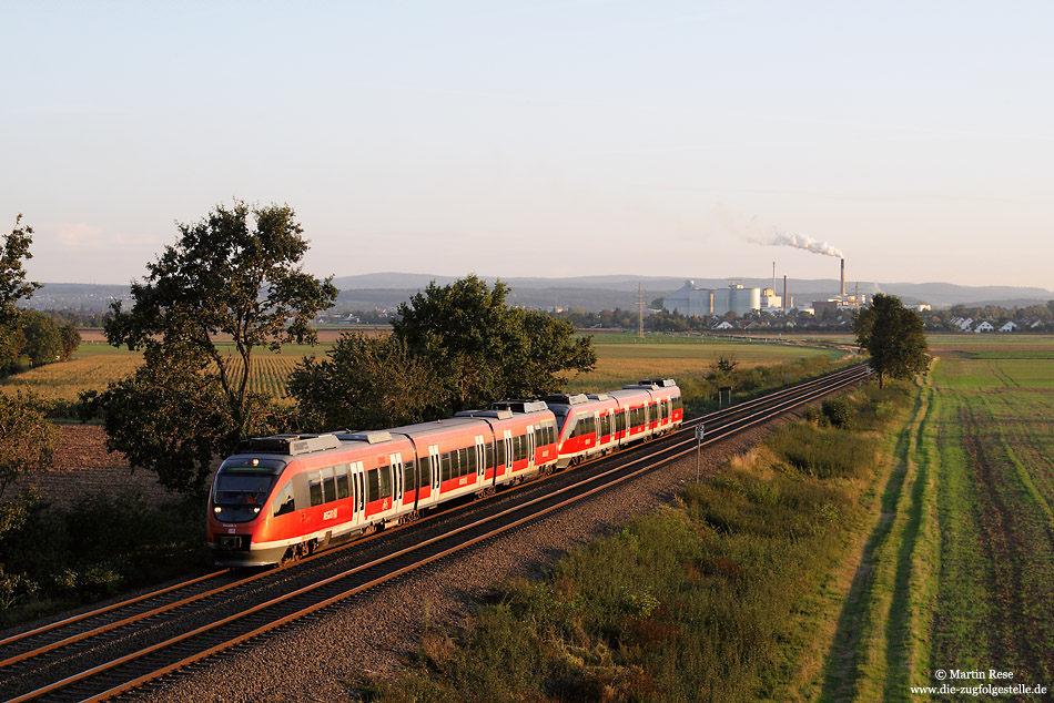 Vom Herbstanfang war am 22.9.2009 nicht viel zu spüren! Im letzten Licht des Tages fährt der RE11424 aus Gerolstein bei Großbüllesheim nach Köln Deutz. Im Hintergrund arbeitet die Zuckerfabrik Euskirchen saisonbedingt auf Hochtour!