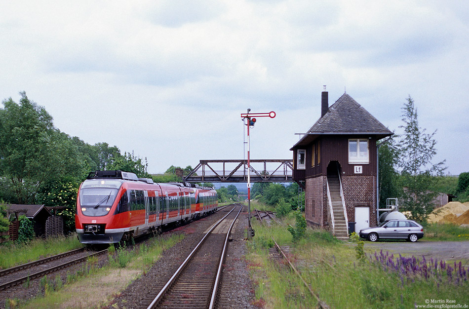 Zu Zeiten, als ich noch beim Bw Köln Deutzerfeld im Einsatz war, führten mich auch einige Dienste in die Eifel. Auf dem Weg nach Gerolstein musste mein Zug in Lissendorf die Kreuzung mit dem RE 11418 nach Köln abwarten. Nach Inbetriebnahme des ESTW im Januar 2006 sind die Formsignale hier Geschichte. 15.6.2001