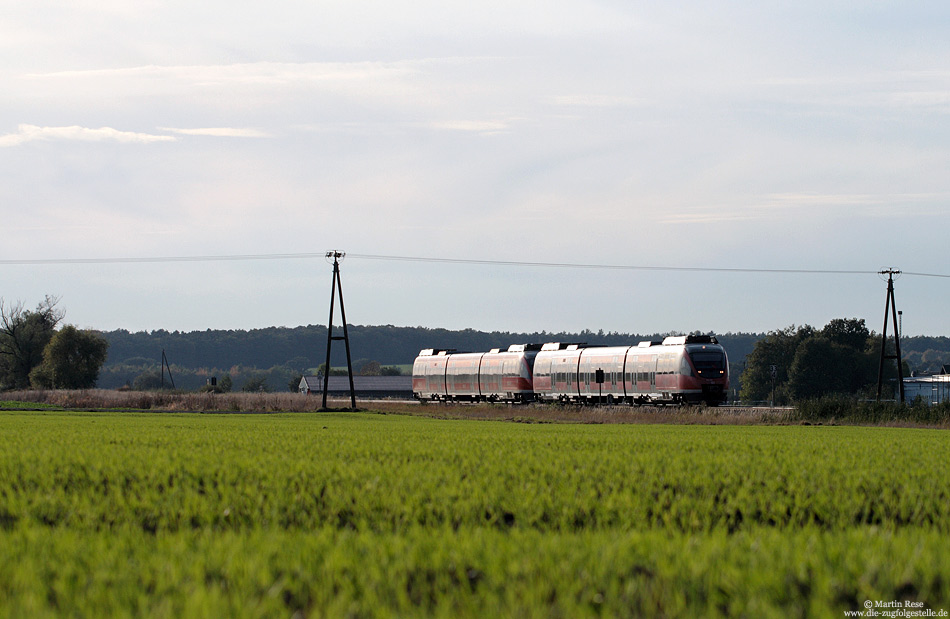 Auf dem Weg von Gerolstein nach Köln Deutz fährt der RE11420 bei Wißkirchen durch die Felder und erreicht in Kürze Euskirchen. 19.10.2009