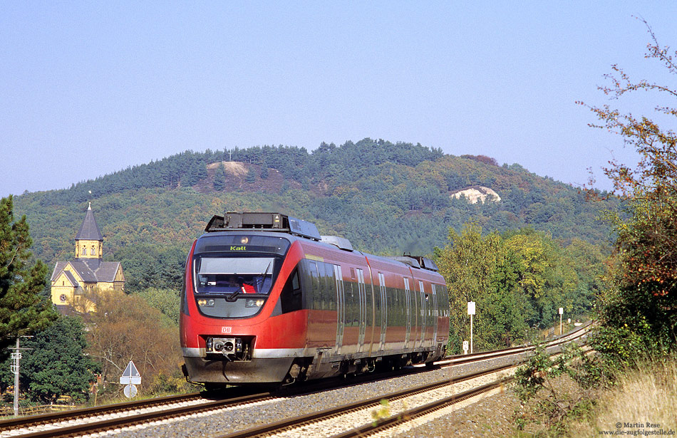 Noch neun Kilometer Strecke und 70 Meter Höhenunterschied hat die RB 11159 (Köln Deutz - Kall) bis zum Zielbahnhof vor sich. Angetroffen nahe Mechernich, am 16.10.2005