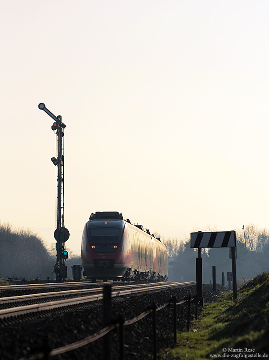 644 064 auf der Eifelstrecke bei Derkum mit Formsignal