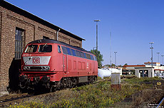 Am späten Nachmittag des 17.10.1999 sonnt sich die Trierer 215 132 in Euskirchen. Die Einsätze der Baureihe 215 neigten sich hier langsam aber sicher dem Ende.