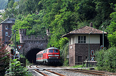 Neben den RE wurden zwischen Trier und Gerolstein auch wenige Regionalbahnen mit Trierer 218 gefahren. Die RB 12844 nach Gerolstein hat soeben den Kyllburger Tunnel verlassen und erreicht den Bahnhof Kyllburg. 29.8.2008