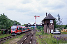 Zu Zeiten, als ich noch beim Bw Köln Deutzerfeld im Einsatz war, führten mich auch einige Dienste in die Eifel. Auf dem Weg nach Gerolstein musste mein Zug in Lissendorf die Kreuzung mit dem RE 11418 nach Köln abwarten. Nach Inbetriebnahme des ESTW im Januar 2006 sind die Formsignale hier Geschichte. 15.6.2001