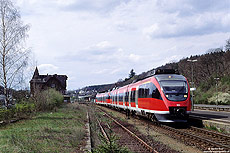 Auf dem Weg von Köln Deutz nach Gerolstein hat der RE 11409, gebildet aus 644 022 und 016, den Bahnhof Jünkerath erreicht. 22.4.2000
Bis Oktober 2004 zweigte hier die Kyllbahn nach Losheim ab, welche einst bis ins Belgische Weywertz führte.
