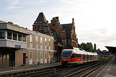 644 022 als RE11146 nach Köln Deutz im Bahnhof Gerolstein mit Empfangsgebäude und Stellwerk