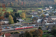 Eine weitere Aufnahme zeigt den Bahnhof Bitburg-Erdorf vom Hang aus gesehen. Wenn man sich den Bahnhof heute anschaut, kann man sich die damaligen Ausmaße der Gleisanlagen mit Lokschuppen und Drehscheibe kaum mehr vorstellen. Nur noch das Empfangsgebäude zeugt von der einstigen Bedeutung des Abzweigbahnhofs. 