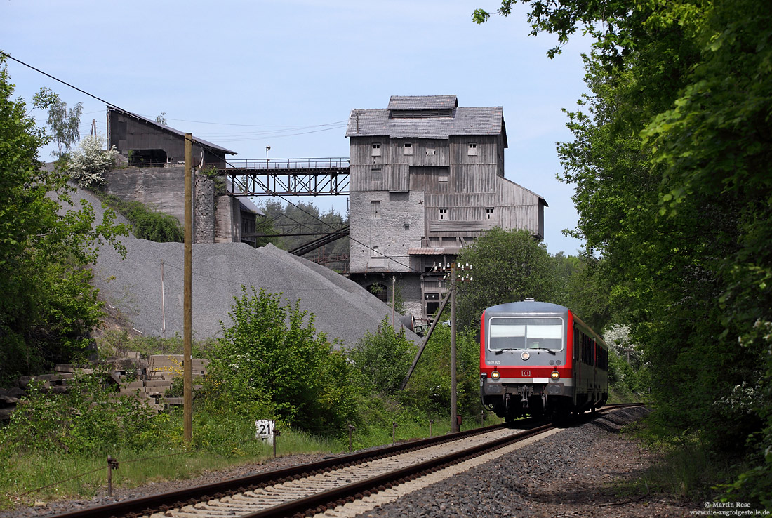 Etwa 22 Jahre später habe ich die Stelle noch einmal aufgesucht: Während die ehemalige Verladeanlage auch heute noch vorhanden ist, sind die Gleise der Anschlussstelle mittlerweile abgebaut. Als RB12430 nach Mayen West passiert der 628 305 den Steinbruch. 14.5.2012