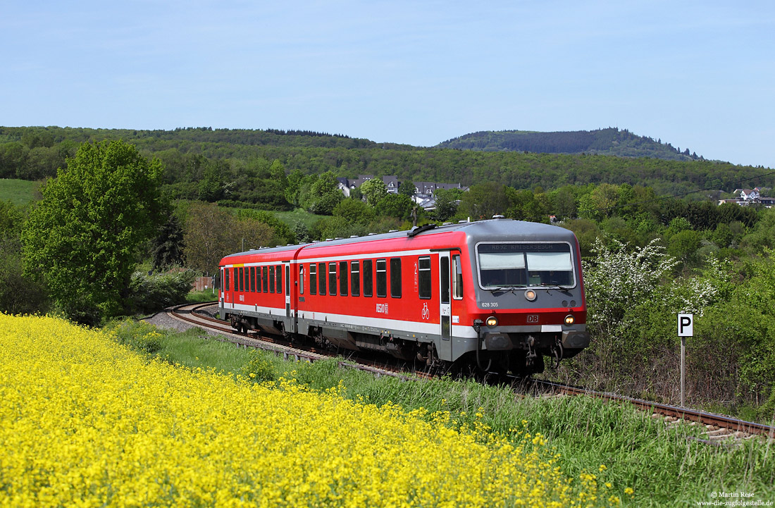 628 305 bei Mayen West am Rapsfeld auf der Pellenz-Eifel-Bahn