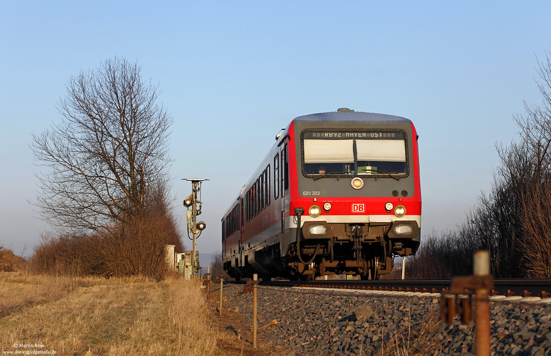 Im abendlichen Licht des 1.2.2012 passiert der 629 303/628 303 als RB12448 das östliche Einfahrvorsignal von Mendig. 