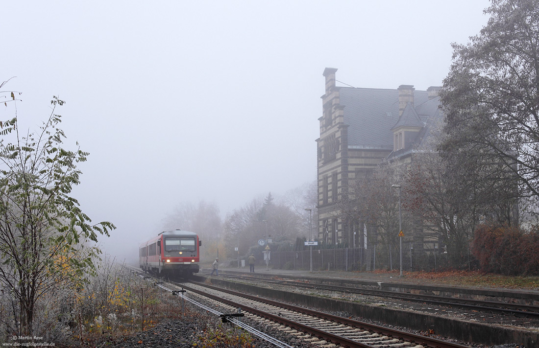 629 313 mit Epfangsgebäude im Bahnhof Kruft auf der Pellenz-Eifelbahn 