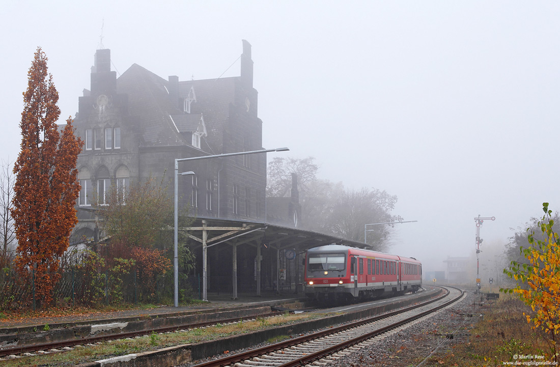 Auf der Fahrt von Kaisersesch nach Andernach legt der 629 313/628 313 in Mendig einen kurzen Zwischenhalt ein. Bemerkenswert sind die langen Ausleger der Bahnsteigbeleuchtung für das Gleis 2! 14.11.2011