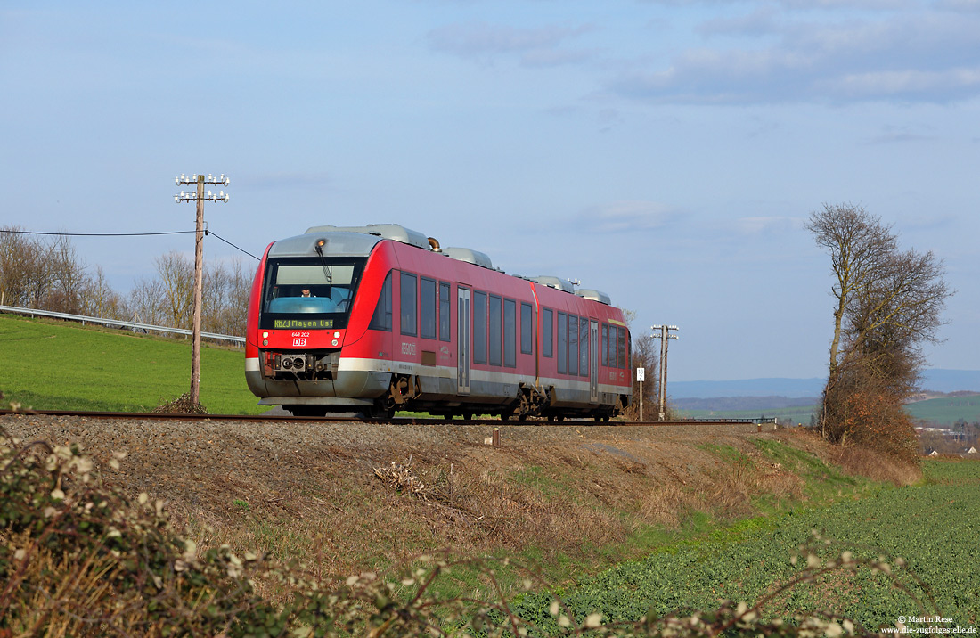 Entlang der KBS478 wurden die Telegrafenleitungen inzwischen abgebaut. Nur noch die Maste standen am 16.3.2020 zwischen Thür und Kottenheim noch, als ich hier den 648 202 als RB12620 (Limburg – Mayen Ost) fotografiert habe.