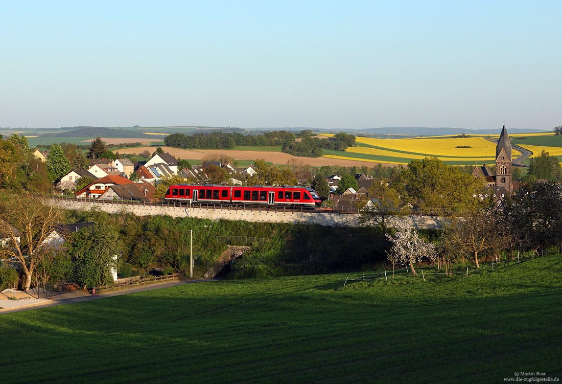 Im abendlichen Licht des 22.4.2020 habe ich den 648 203 auf dem Bahndamm bei Thür fotografiert.