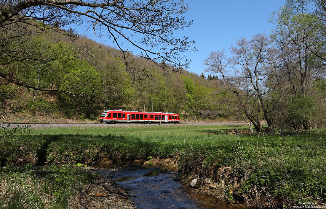 648 204 am Stellbach zwischen Monreal und Urmersbach auf der Pellenz-Eifel-Bahn