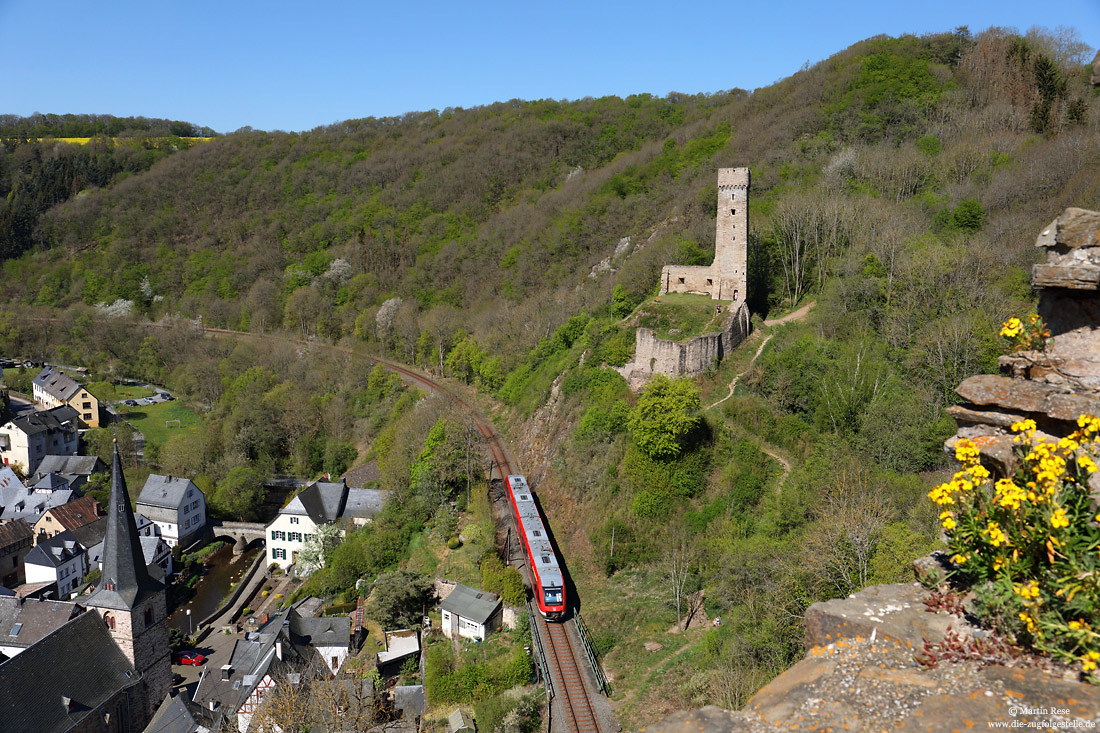 648 704 bei Monreal mit Löwenburg auf der Pellenz-Eifel-Bahn