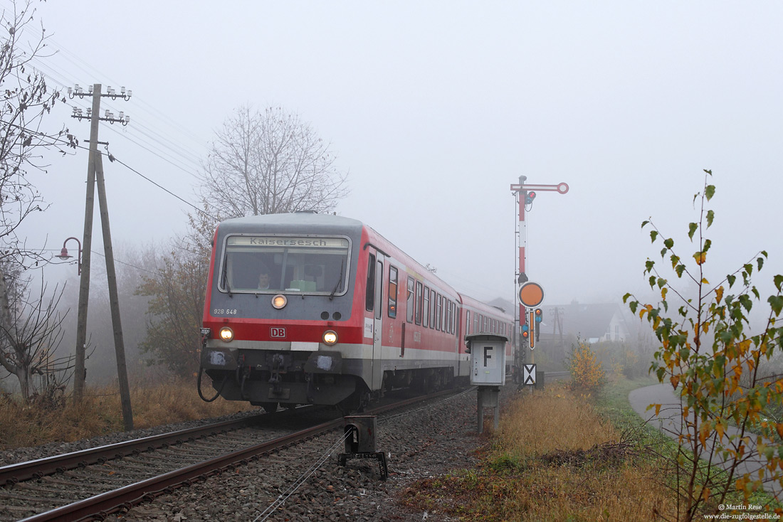 Wenn beim Bw Trier nicht ausreichend zweimotorige 628/629 zur Verfügung standen, kamen zwischen Andernach und Kaisersesch schon mal normale 628 zum Einsatz. Die einmotorigen Triebwagen hatten allerdings schon ihre Not die Fahrzeiten zu halten! Am westlichen Einfahrsignal von Mendig fährt der 928 648 als RB12432 nach Kaisersesch. 14.11.2011