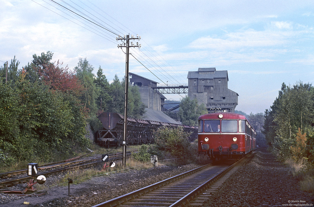 Am 29.9.1990 fand auf der Eifelquerbahn eine Fotosonderfahrt statt. Zum Einsatz kamen eine, aus dem 998 823, 998 133 und 798 706 gebildete, Trierer Schienenbuseinheit. An ausgewählten Stellen wurden Fotohalte eingelegt. Bei einem solchen Fotohalt entstand die Aufnahme an der Anschlussstelle des Steinbruchs bei Mayen Ost. 