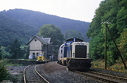 211 218 in ozeanblau beige im Bahnhof Monreal auf der Eifelquerbahn