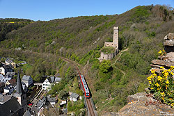 648 704 bei Monreal mit Löwenburg auf der Pellenz-Eifel-Bahn