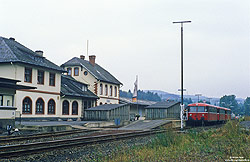 Bahnhof Daun mit Schienenbus am Bahnhofsgebäude