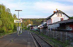 stillgelegter Bahnhof Daun mit Empfangsgebäude auf der Eifelquerbahn