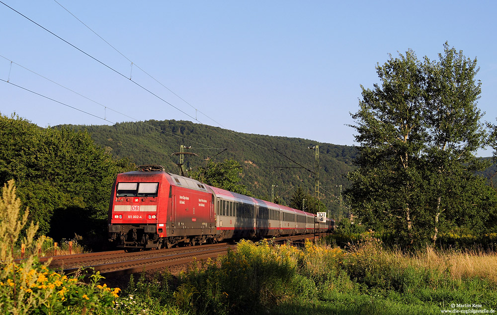 Nachdem der EC-Verkehr in Richtung Österreich durch das Rheintal weitgehend auf den ICE-T umgestellt wurde, findet man nur noch wenige Züge mit Wagenmaterial der ÖBB. Zu diesen Zügen zählte im Sommer 2008 der EC114, der am 6.8.2008 mit „nur“ 15 Minuten Verspätung verhältnismäßig pünktlich unterwegs war! Zuglok war der 