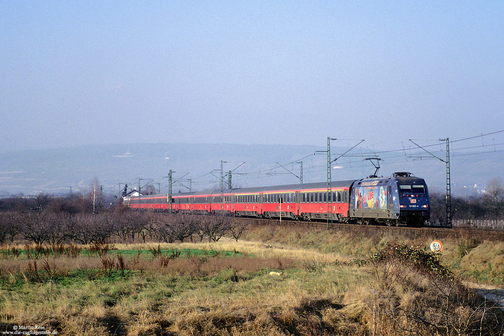 Der EC 29 „Joseph Haydn“ (Dortmund - Wien) hat bei Bingen das kurvenreiche Rheintal verlassen und fährt nun in zügiger Fahrt durch Rheinhessen Richtung Mainz. Aufgenommen bei Gau Algesheim am 11.12.2002.