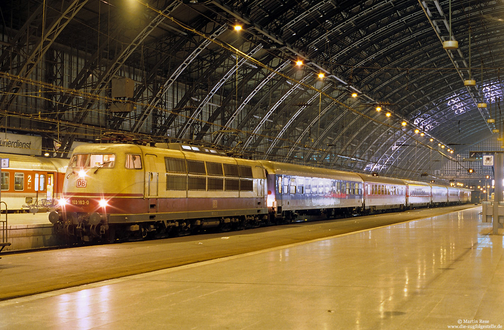 Köln Hbf ist der nördliche Ausgangspunkt der linken Rheinstrecke. Am Abend des 7.10.1996 steht hier die 103 183 abfahrbereit mit einem InterCity in Richtung Süden.