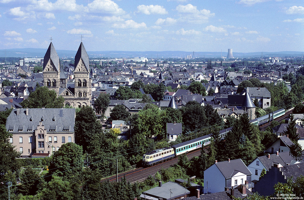 Mit dem SE3544 (Koblenz - Wuppertal Oberbarmen) hat die Deutzerfelder 110 353 den Bahnhof Andernach verlassen. 29.7.1997

